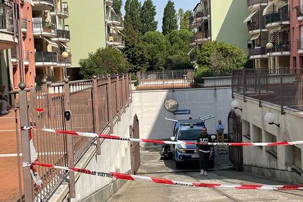Omicidio atroce nel condominio di Rimini: Nonnina uccisa con 17 coltellate, caccia al killer tra famiglia e conoscenti