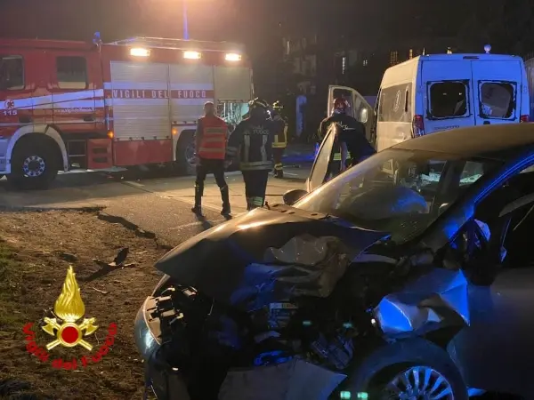 Grave incidente stradale sulla SS106 a Poggio Pudano, Crotone. Intervento dei Vvf