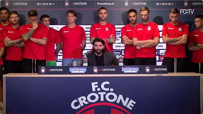 Calcio. I calciatori del Crotone fanno storia: la rivoluzionaria decisione di "salvare" mister Zauli. Video