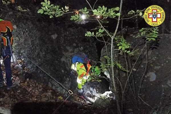 Tragedia nei boschi di Rocca di Vauda cercatore di funghi trovato senza vita: probabile malore