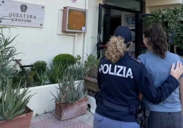 Arrestato 33enne dopo ripetuti atti di violenza: picchia e tenta di strangolare l'ex compagna