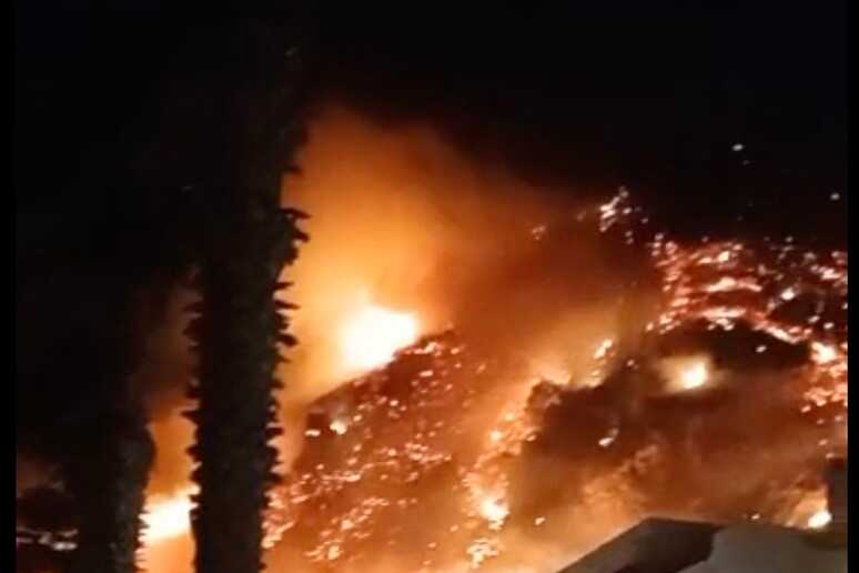 Emergenza Incendio a Bagnara Calabra: valutata l'evacuazione di alcune zone residenziali. Aggiornamento.