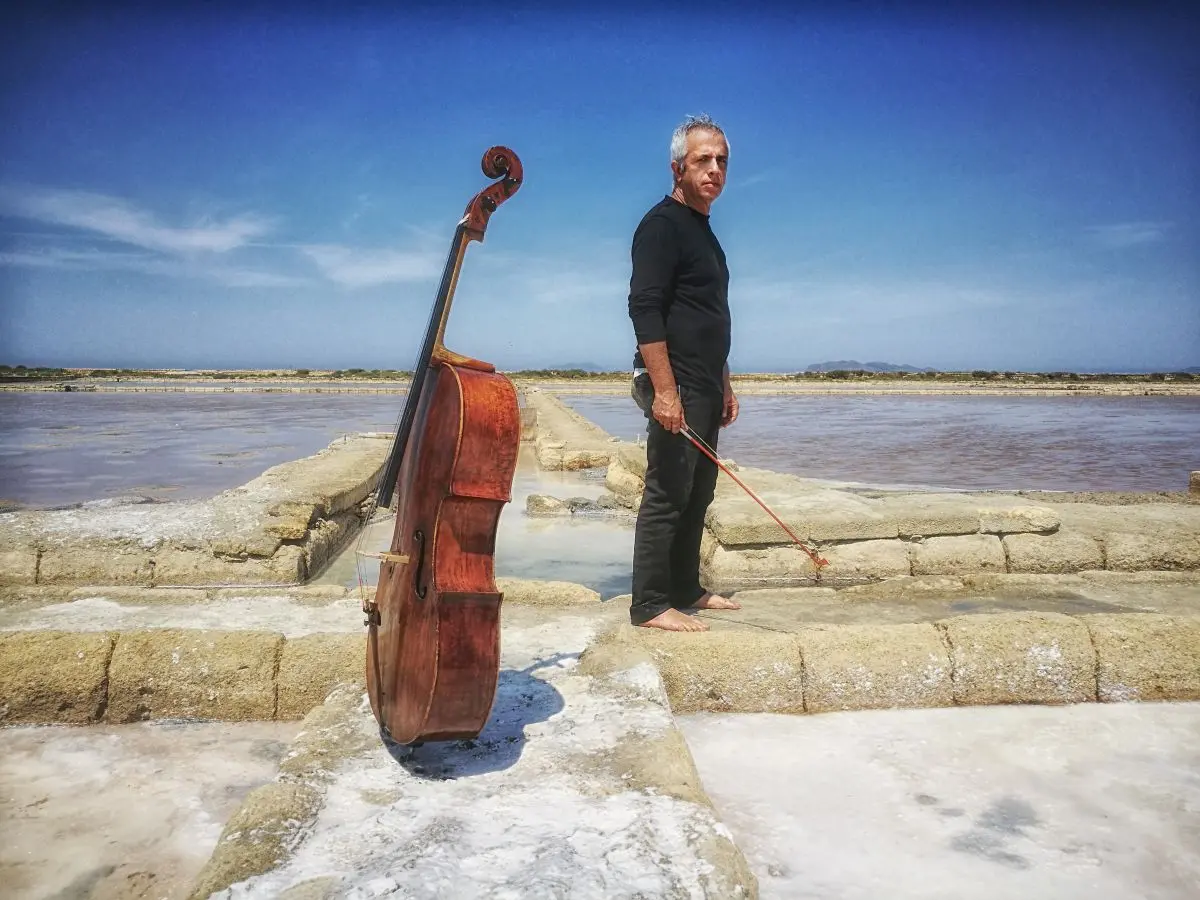 Il compositore Giovanni Sollima firma la colonna sonora di "Cento Domeniche", presentato a Roma nel 2023.