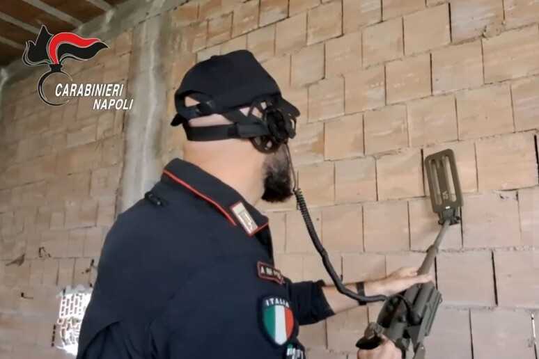 Armi e Droga murati in un casolare della camorra a Caivano: scoperti armi e droga