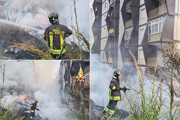 Incendio a Catanzaro: Vvf al lavoro per domare le fiamme vicino alle abitazioni