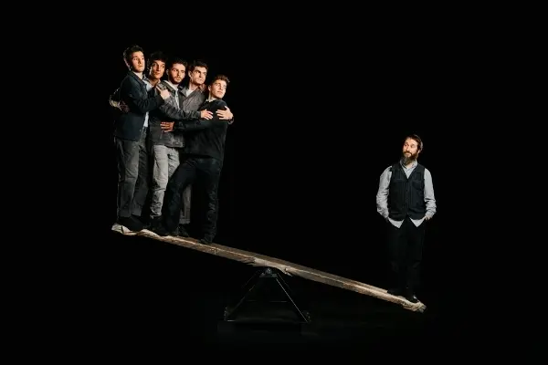 XX Festival d’autunno, ultimi biglietti disponibili per questa sera al Teatro Politeama con gli acrobati,  musicisti e attori canadesi del Machine de cirque show