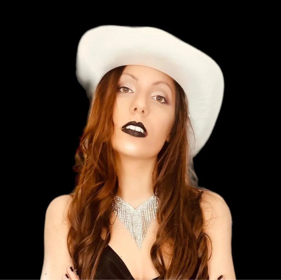 La star italiana del country internazionale Mikol Frachey torna con “Cowgirl Dance”