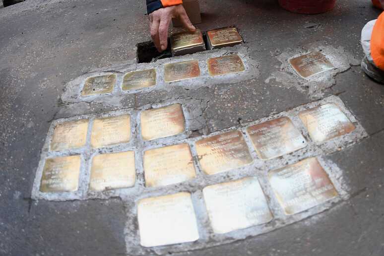 Atto vandalico a Roma: tentato incendio delle pietre d'inciampo a Trastevere