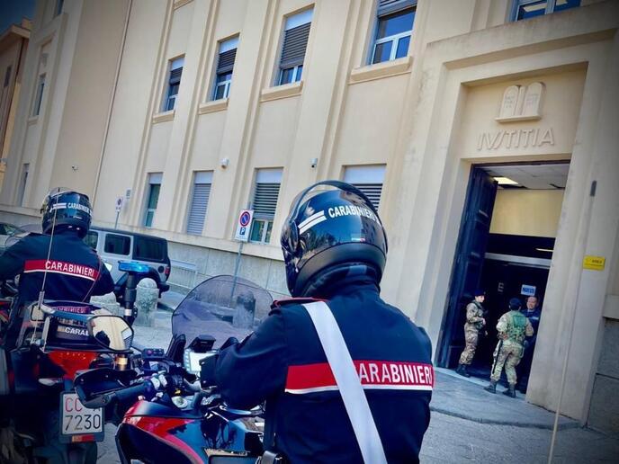 Sequestrato e picchiato per estorcergli denaro: tre arresti a Vibo Valentia