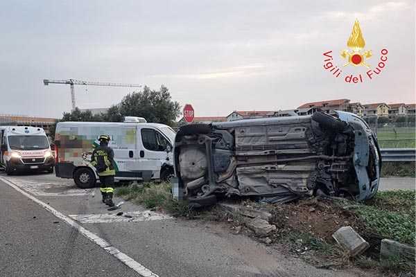 Incidente sulla SS106 a Squillace Lido coinvolge furgone Fiat Ducato e vettura Fiat Punto. Intervento dei Vvf