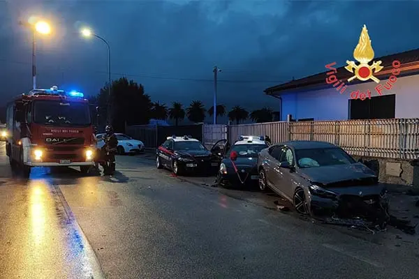 Grave incidente stradale coinvolge due pattuglie dei Carabinieri a Lamezia Terme: tre feriti gravi. Intervento dei Vvf