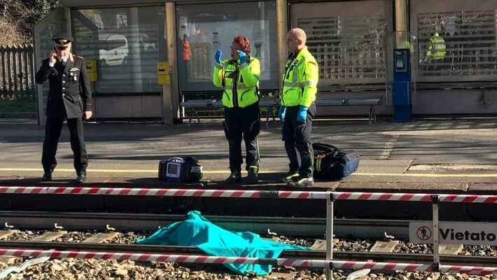 Tragedia a Milano: attraversa i binari ma cade, muore travolto da un treno