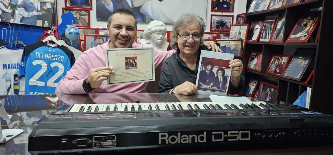 Cimeli maradoniani, il Maestro Schisano dona tastiera usata da Maradona a Antonio Luise