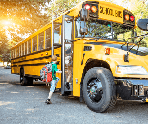 Scuolabus finisce contro un palo, 12 bambini contusi