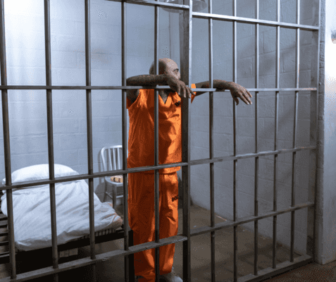 Detenuto tenta di uccidersi impiccandosi in cella, salvato dagli agenti