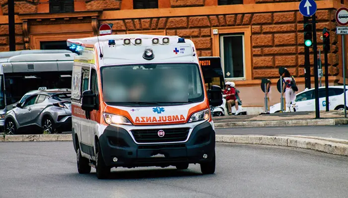 Infortunio sul lavoro. Incidente critico in fabbrica di forni industriali a Milano