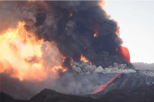 Etna in eruzione: spettacolare colonna di lava e cenere alta 4,5 km