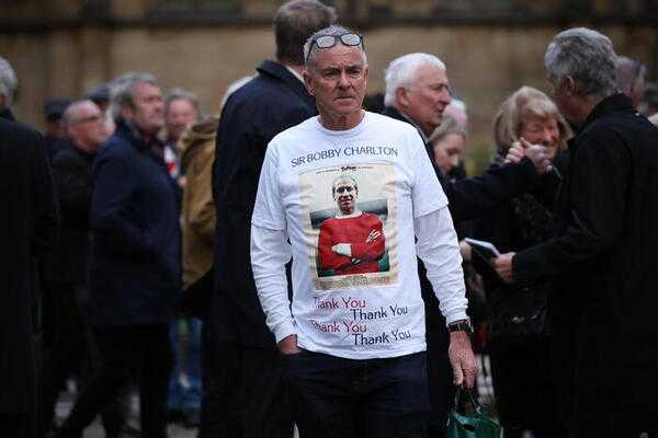 Migliaia in strada per ultimo saluto alla leggenda dello United "Bobby Charlton"
