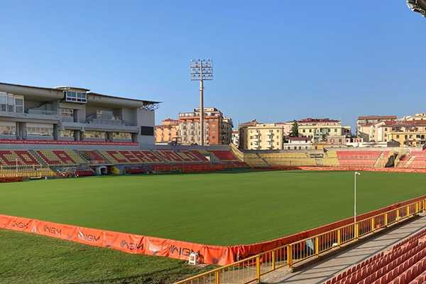 Calcio il derby della Serie BKT: Catanzaro-Cosenza, un duello appassionante tra Aquile e Lupi