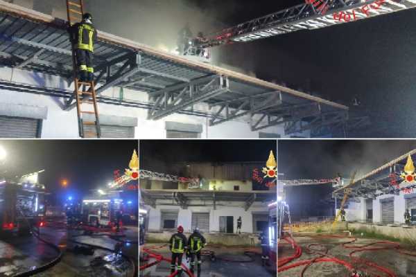 Vvf  di Catanzaro in azione: incendio a Caraffa, quattro attività commerciali