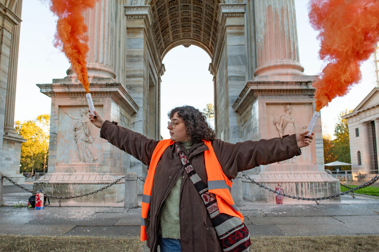 Blitz Ultima Generazione: vernice sull'Arco della Pace a Milano