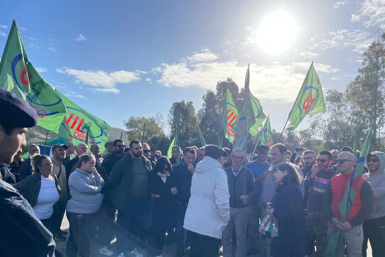 Pescatori del Sulcis in Sit-in davanti al poligono di Teulada