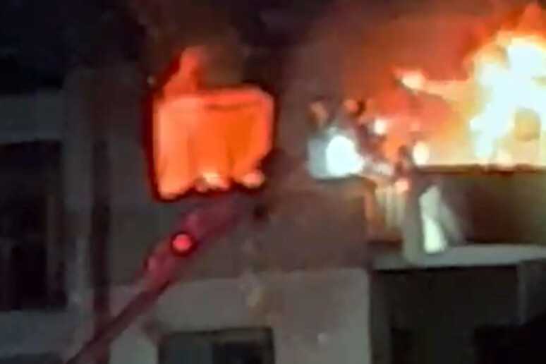 Incendio mortale a Catanzaro: scoppio della batteria del PC come possibile causa"