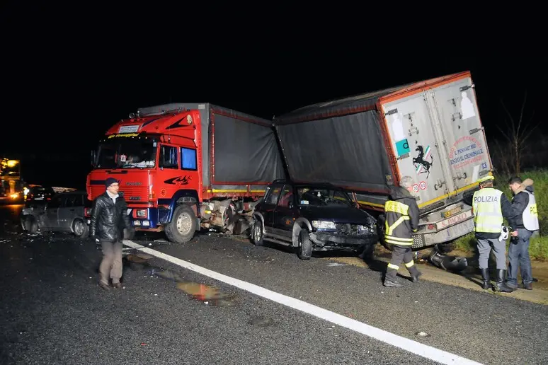 Incidente stradale. Tamponamento mortale su A2 tra Rosarno e Gioia Tauro: un morto e due feriti