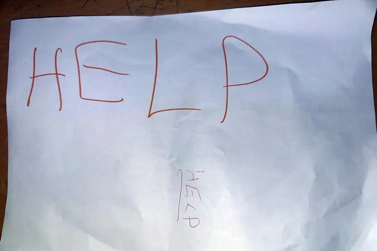 Bambino di 8 anni chiama il 113 e disegna 'Help' per salvare la madre dalla violenza domestica