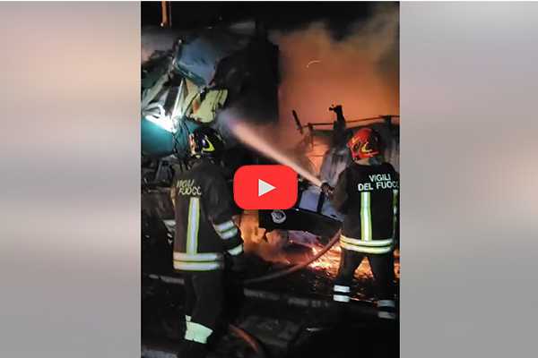Schianto mortale tra treno e camion: poi inferno di fuoco in provincia di Cosenza, aggiornamento. Video