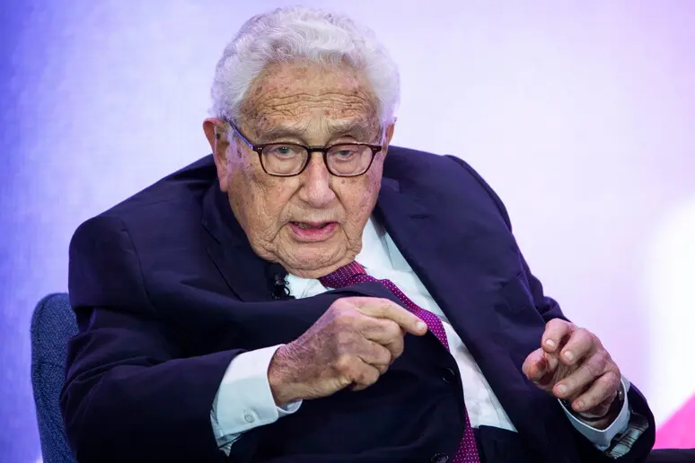 Addio a Henry Kissinger, il maestro della diplomazia americana: una vita di intrighi e controversie