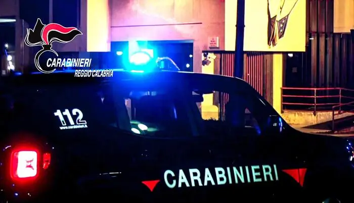 Arrestati padre e figlio legati alla ‘ndrangheta a Rosarno: accuse di estorsioni e violenze private