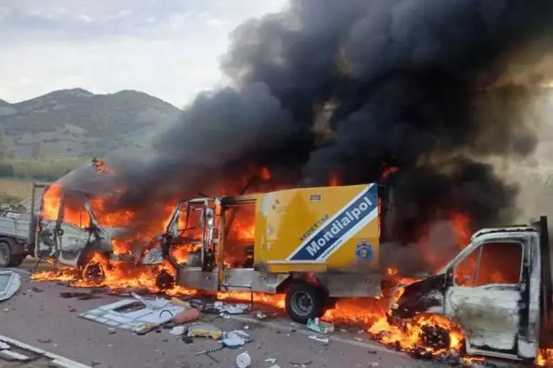 Scenario da Far West: rapina a portavalori, rapinatori sfuggono su Milano-Torino, mentre Ogliastra è teatro di colpi d'arma da fuoco e auto in fiamme