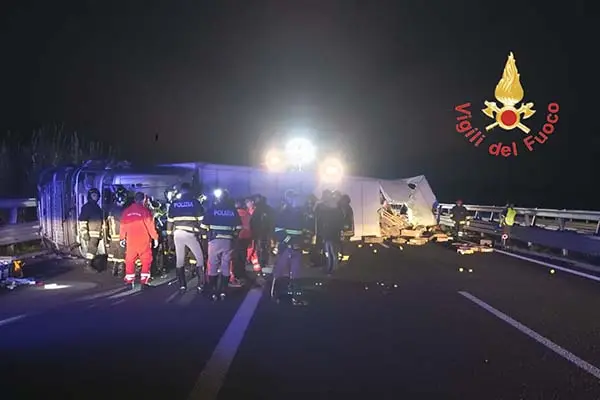 Incidente stradale sulla A2 a Mileto: estratta persona dalle lamiere - intervento dei Vvf. Video - I dettagli