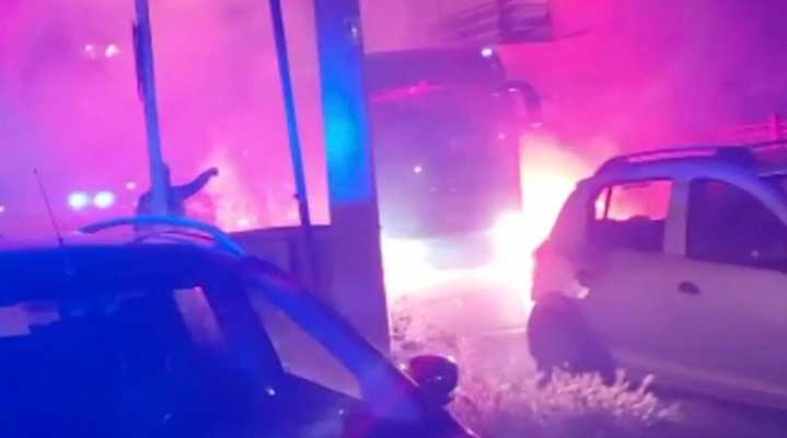 Calcio: violenza assurda durante Catania-Pescara - Autobus incendiato negli scontri tra tifoserie all'inizio del match di Coppa Italia