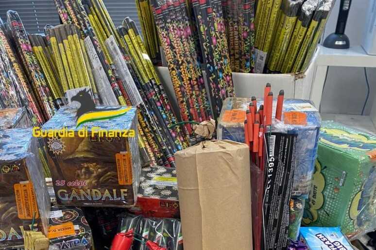 Maxi-Sequestro di fuochi d'artificio oltre 2.000 pezzi artigianali nel comasco
