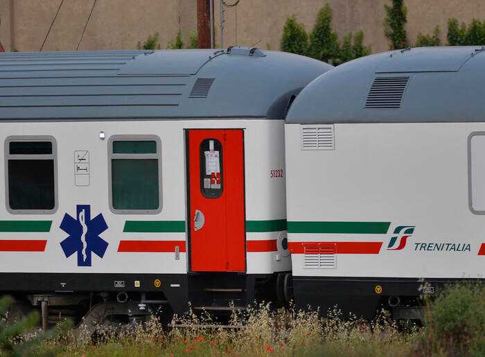 Locomotiva in fiamme ferma un treno nel gemonese: nessun ferito tra i 150 passeggeri