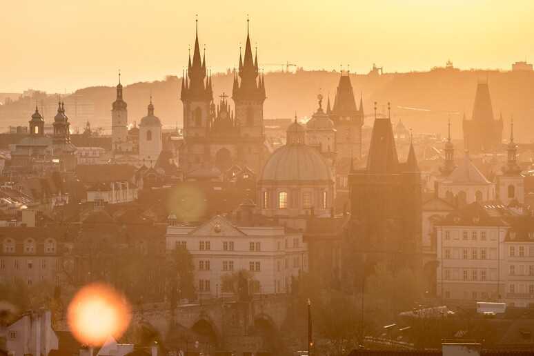 Tragedia all'Università di Praga: Uomo Armato Eliminato, Segnalati Morti e Feriti