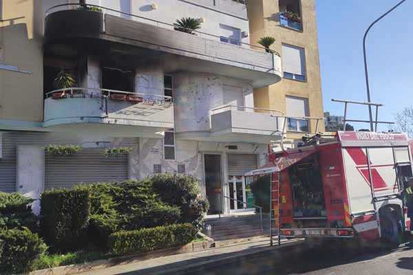 Incendio causato da luci natalizie a Canosa di Puglia: tre famiglie evacuate, nessun ferito