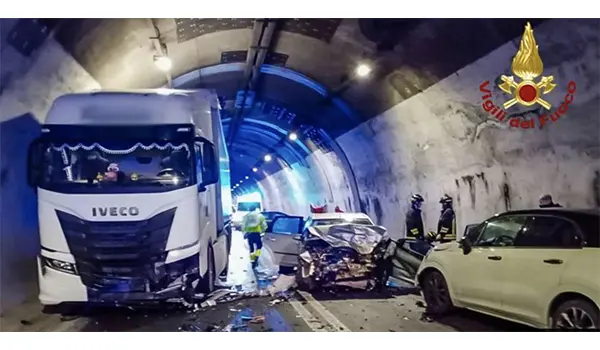 Incidente frontale in galleria sulla SS16, intervento dei Vvf: grave un bambino di 3 anni in rianimazione