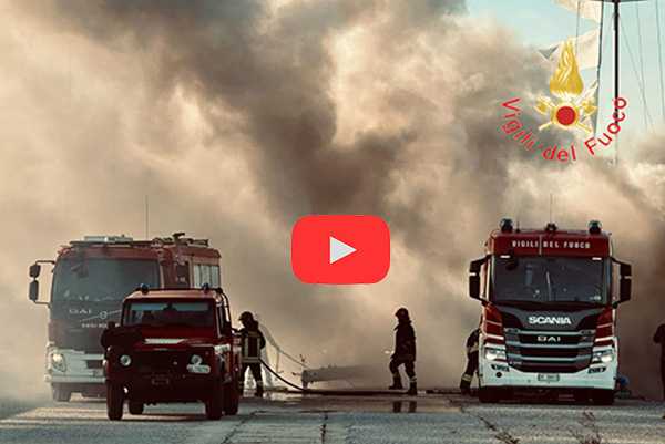 Incendio imbarcazione nel porto di Roccella Jonica: rapido Intervento dei Vvf. Video