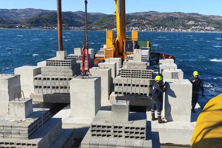 Montegiordano (CS) protegge il Mare Jonio con blocchi di cemento contro la pesca a strascico