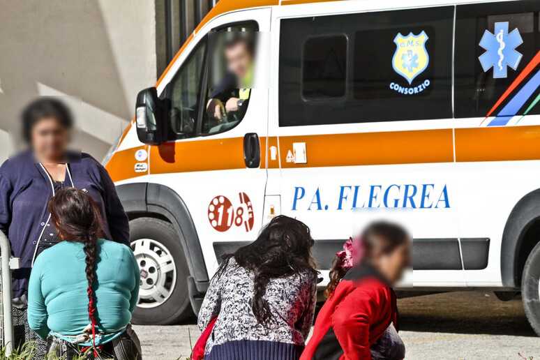 Tensione all'ospedale di Giugliano: bimba di 7 anni folgorata, arrivano in 70 tra parenti e amici