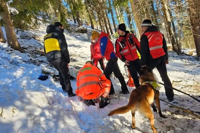 Tragedia a San Candido: la morte di una 16enne per assideramento e il telefono spento dal gelo