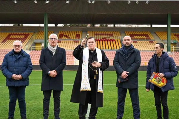 Benedizione dell’Arcivescovo Maniago allo Stadio Ceravolo: Momento di Spiritualità e Sostegno per le Aquile Giallorosse