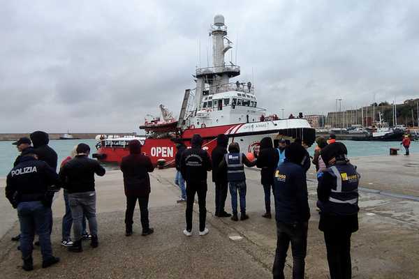 Nave Open Arms con 57 migranti a Crotone, forze polizia a bordo