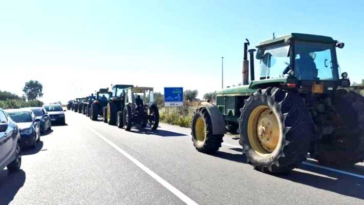 Trattori bloccano la SS.106 in Calabria: Protesta degli Agricoltori contro l'Aumento dei Costi di Produzione - Video