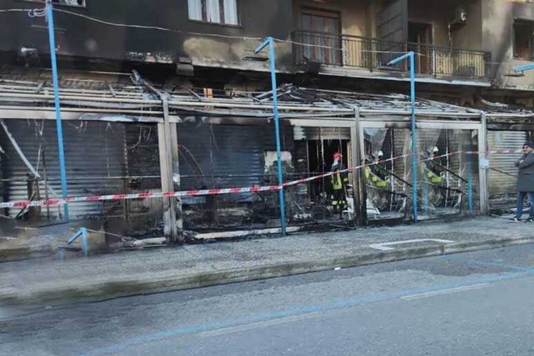Incendio doloso distrugge negozio in Calabria indagini in corso