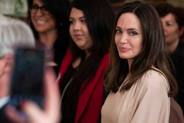 Paga 50mila euro per comprare l'auto di Angelina Jolie, ma è una truffa
