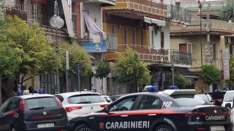 Picchia e poi dal balcone minaccia di morte la moglie